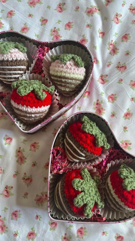 audrey (≧◡≦) ♡ | chocolate covered strawberries that last 4ever (for your 4ever valentine!!) 🏹💌🍫🍓💐🌱 the absolute cutest gift ever ❤️‍🔥 i’ll be opening up… | Instagram Chocolate Strawberry Crochet, Crochet Chocolate Covered Strawberry, Valentine Crochet Ideas, Strawberry Amigurumi, Crochet Valentines, Strawberry Gifts, Crochet Market, Crochet Box, Market Ideas