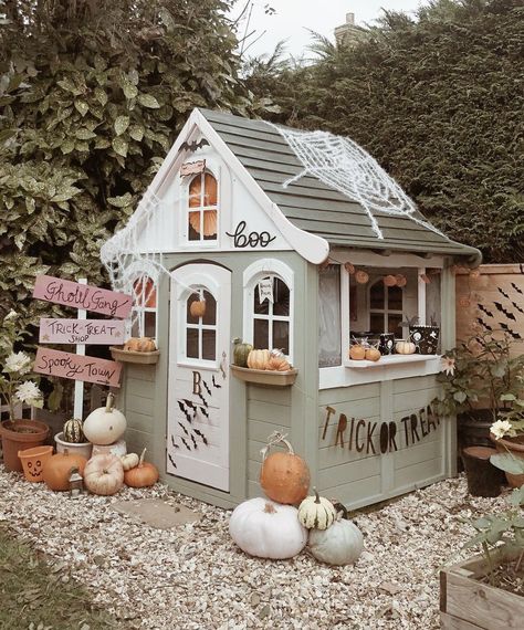 Cubby House Paint Ideas, Plastic Playhouse, Playhouse Makeover, Painting House, Wendy House, House Redesign, Kids Garden, Cubby House, Playhouse Outdoor