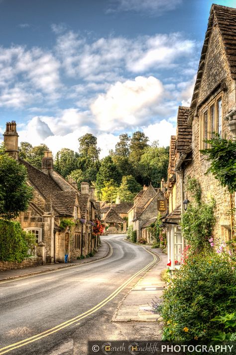 British Cottage English Countryside, Cottage English Countryside, England Buildings, Cottage English, British Cottage, Wiltshire England, Cotswold Villages, Castle Combe, Places Worth Visiting