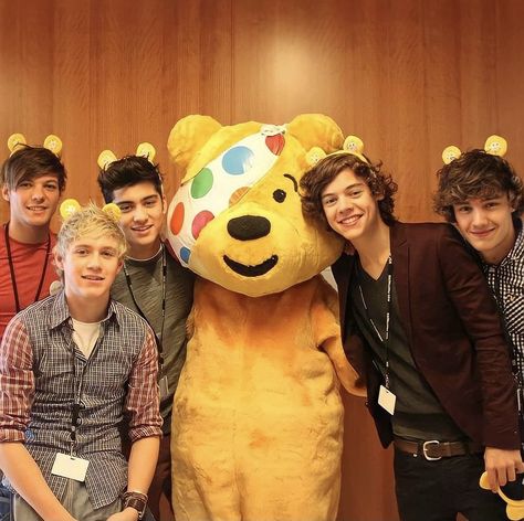 Four One Direction, One Direction Facts, Guinness Book Of World Records, One Direction Harry, Louis And Harry, One Direction Pictures, I Love One Direction, 1 Direction, Children In Need