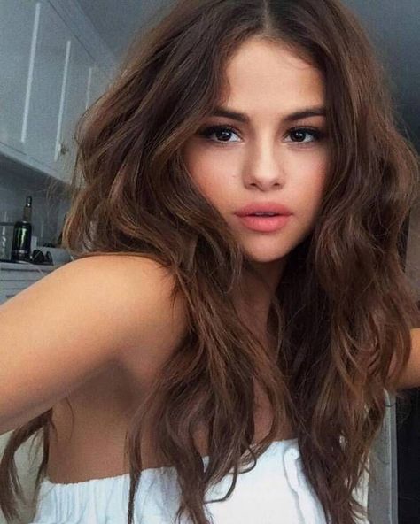 Selena Gomez Hair, Makeup Tip, Selena Gomez Cute, Selena Gomez Pictures, Selena Gomez Style, Long Brown Hair, Hair Makeover, Marie Gomez, Brunette Hair