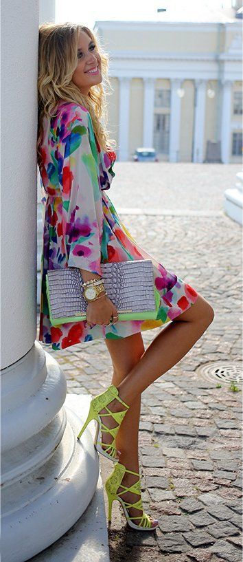 Pretty Spring Colors Louboutin Wedding, Colorful Street Style, Neon Heels, Floral Print Dress Summer, Heels Summer, Diva Style, Mode Casual, Outfit Trends, Color Dress