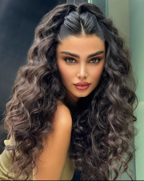 Curly Hair Night Out, Hair For Date Night, Srushti Porey, Hair Styles For Party Night, Long Curly Hairstyles For Wedding, Makeup For Night Out, Classy Curly Hairstyles, Extra Hairstyles, Vogue Hair