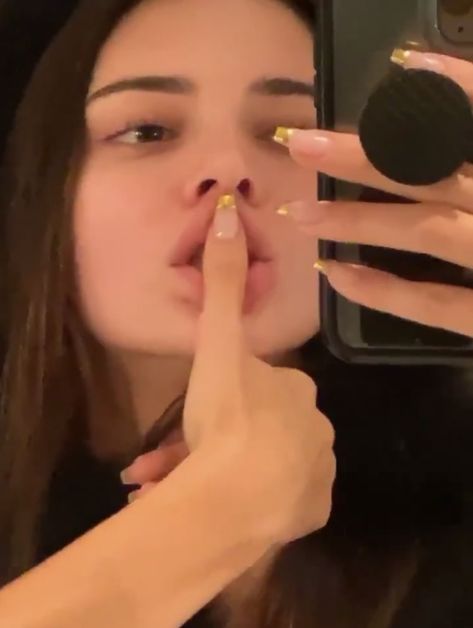 Natural Model Nails, Kendall Jenner Nails Acrylics, Uñas Kendall Jenner, Kendall Jenner Square Nails, Kendal Makeup, Kendall Nails, Kendall Jenner Aesthetic Makeup, Kendel Jenner Makeup Look, Nails By Skin Tone Range