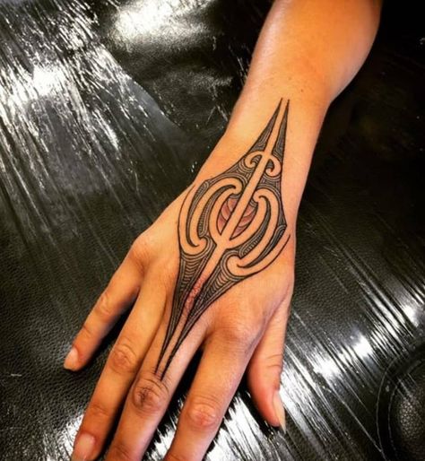 Maori Hand Tattoo, Ta Moko Women, Wrist Tattoos Men, Best Wrist Tattoos, Tattoos Female, Polynesian Tattoos Women, Ta Moko, Maori Tattoos, Cool Wrist Tattoos