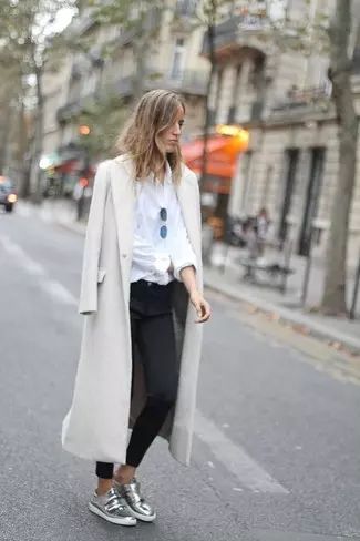 Silver Sneakers Outfit, Silver Shoes Outfit, Street Hairstyle, Sneaker Outfits Women, Keds Style, Short Noir, Plaid Dress Pants, Large Jacket, Casual Shoes Outfit