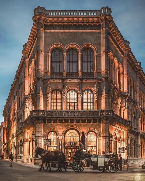 The iconic Café Central located inside Palais Ferstel. Originally it was built as a National Bank and Stock exchange building in the year 1860 by the architect Heinrich von Ferstel. Vienna Cafe, Vienna Christmas, Instagram Course, Austria Travel, Make Pictures, Destination Voyage, Vienna Austria, Best Vacations, Travel Around The World