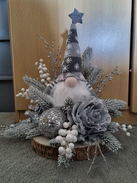 Christmas Table Decorations Diy, Christmas Decorations Centerpiece, Pretty Christmas Decorations, Christmas Candle Decorations, Christmas Flower Arrangements, Christmas Centerpieces Diy, Easy Christmas Decorations, Christmas Themes Decorations, Diy Christmas Decorations Easy