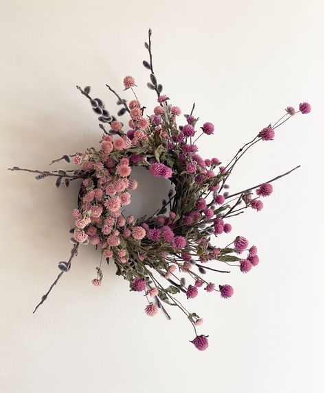 Natural Spring Decor, Amaranth Wreath, Dried Flower Wreath Diy, Spring Wreath Ideas Diy, Died Flowers, Boho Spring Decor, Diy Wreaths For Front Door, Wreath Display, Witch Door