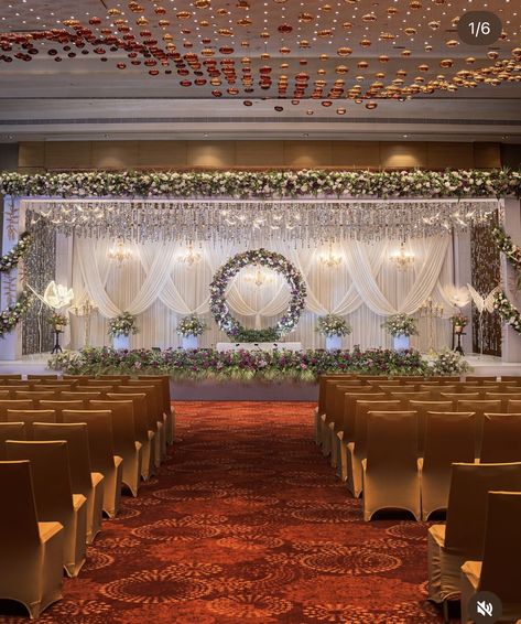 Wedding Main Stage Decor, Weeding Stages Decoration Simple, Engagement Decor Indian Stage Decorations, Simple Traditional Wedding Decor, Shaadi Stage Decoration, Hindu Engagement Stage Decoration, Indian Engagement Backdrop, Engagement Stage Decoration Indian, Reception Decorations Indian Stage