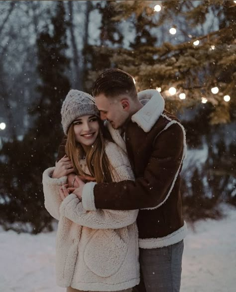 Fall Outfits For Couples, Shooting Photo Couple, Winter Couple Pictures, Couple Photography Winter, My Love Photo, Outfits For Couples, Christmas Couple Pictures, Snow Photoshoot, Snow Pictures