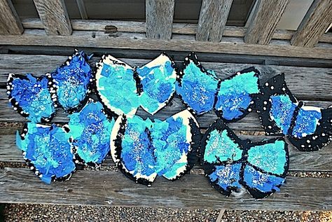 morpho butterflies = paper plates + blue and turquoise tissue paper + black paint + glue Morpho Butterfly Craft, Rainforest Crafts, Crafts From Around The World, Rainforest Activities, Butterflies Paper, South American Rainforest, Rainforest Theme, Butterfly Craft, Blue Morpho Butterfly