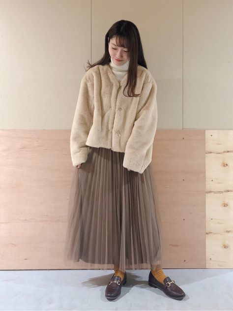 7 Fashion Trends To Rock in Tokyo This Winter - Savvy Tokyo Japanese Work Fashion, Tokyo Street Style Winter 2024, Taiwan Winter Outfit Women, Japan Winter Fashion Women, Tokyo Fashion Winter, Japan Winter Fashion Tokyo, Tokyo Spring Fashion, Tokyo November Outfit, Japanese Outfits Winter