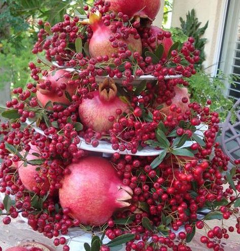 10 Ideas For Your Rosh Hashanah Table - The Social Kitchen Rosh Hashana Outfit, Christmas Centrepiece Table, Rosh Hashanah Table, Homemade Gift Baskets, Rosh Hashana, Sukkot, Jewish Holiday, Pretty Tables, Rosh Hashanah