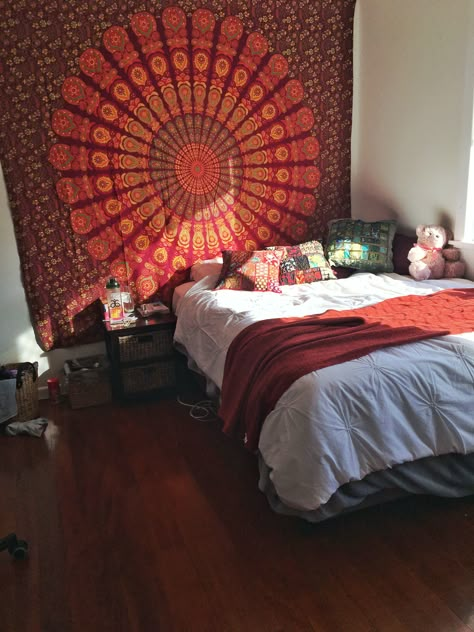 Mandala Bedroom Ideas, Wall Tapestry Bedroom Ideas, Mandala Tapestry Bedroom, Hippie Rug, Burgundy Bedroom, Wall Tapestry Bedroom, Easy Room Decor, Diy Room Decor For Teens, Hippy Room