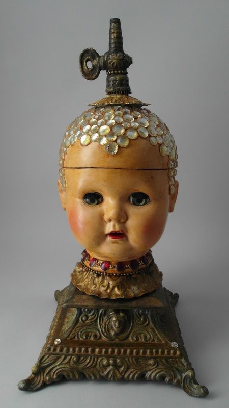 Altered Doll Heads Doll Head Art, Found Object Sculpture, Creepy Baby Dolls, Steampunk Dolls, Box Assemblage, Assemblage Art Dolls, Head Art, Creepy Doll, Art Assemblage