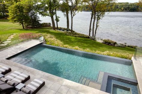 17 Magnificent Small Infinity Swimming Pool Designs To Cool Off In Your Backyard Infinity Pool Backyard, Backyard Pool Design, Urban House, Backyard Design Layout, Infinity Pools, Small Swimming Pools, Pool Steps, Small Pool Design, Rectangular Pool