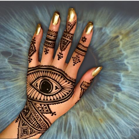 My client wanted something Moroccan and she wanted a big eye in the design. I asked her if I could go big, and she was totally up for it. Eyes--or symbols that represent eyes--are often found in Moroccan henna designs. They are said to deter the evil eye which is essentially someone's envious or evil thoughts toward you. Here in NYC, we need to stay vigilant so you have to go big, or go home when it comes to eyes! #moroccanhenna #henna #henne #moroccanhennaart #moroccanhennaartist #morocca... Henna Eye Designs, Moroccan Henna Designs, Eye Henna, Moroccan Henna, Evil Thoughts, Go Big Or Go Home, Mehndi Designs For Fingers, Henna Art, Eye Design