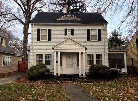 Incredible before and after tour of this 1920's Colonial home in Ohio | Building Bluebird #restoration #historichomes #colonial #fixerupper Ranch Colonial House Exterior, 1920s Colonial House Interior Design, 1920s Colonial House, Small Colonial House Exterior, Small Colonial House, Colonial Revival Exterior, Colonial Foyer, Southern Colonial Homes, Brick Colonial House