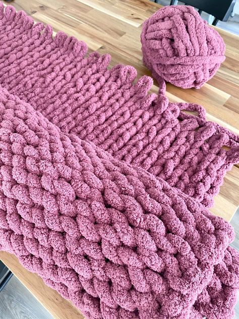 How to Make a Chunky Hand-Knit Blanket - Yarn Free Crochet Blanket Patterns Easy, Crochet Blanket Patterns Easy, Free Crochet Blanket Patterns, Bulky Crochet, Knot Blanket, Chunky Blankets, Summer Arts And Crafts, Giant Knit Blanket, Baby Candle