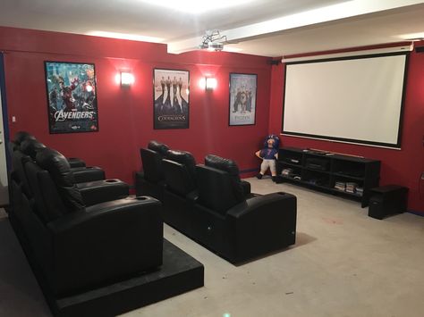 Basement Movie Theater Ideas, Bloxburg Cinema, Bloxburg Build Ideas, Room Bloxburg, Theater Room Decor, House Basement, Movie Theater Rooms, Obx Dr, Theater Decor