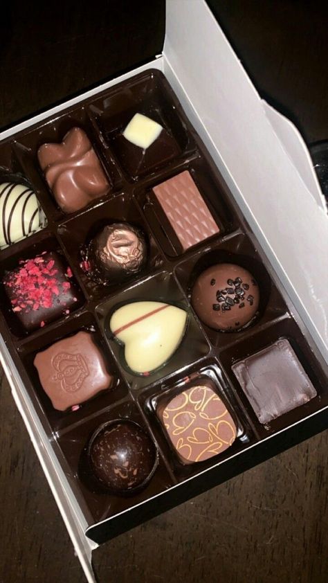 Chocolate Tumblr, Eating Food Funny, Chocolate Pictures, Dairy Milk Chocolate, Foodie Instagram, Makanan Diet, Delicacy Food, Snap Food, Instagram Food