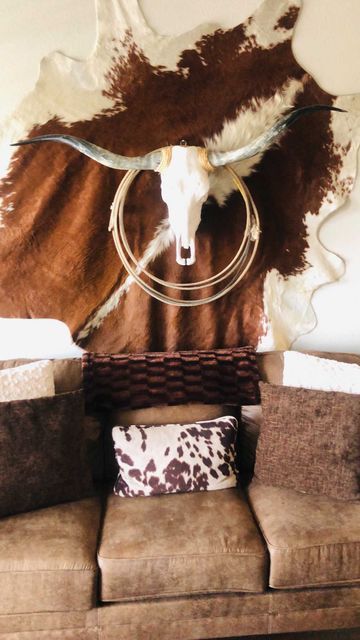 Long Horn Decor Bedroom, Western Picture Wall Ideas, Steer Horns Decor, Cowhide Rug Wall Decor, Cow Hide Wall Decor Ideas, Western Man Cave Ideas, Cowhide Wall Decor, Cowhide On Wall Ideas, Longhorn Skull Decor