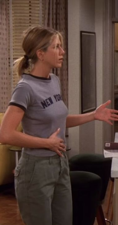 Rachel Green T Shirts, Rachel Green Graphic Tees, Rachel Green Outfits Pants, Rachel Green Spring Outfit, Rachel Friends Fashion, Rachel Green Cargo Pants, Rachel Green Capsule Wardrobe, Rachel Green Wardrobe, Iconic Rachel Green Outfits 90s