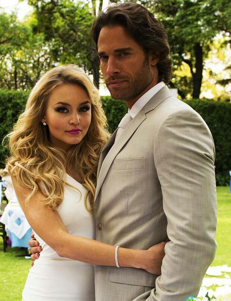 Monserrat y Alejandro Apocalyptic Love, Latino Actors, Sebastian Rulli, Latina Power, Barbara Mori, Hollywood Actor, Celebrity Couples, Jennifer Lopez, Favorite Celebrities