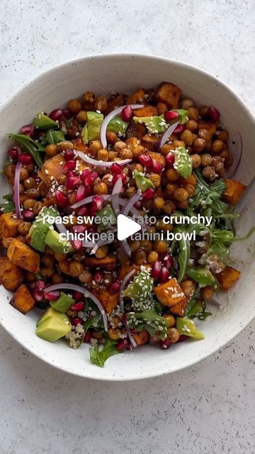 Tess Begg on Instagram: "You need this nourish bowl👇🏼😍 Crunchy chickpeas, roast sweet potato, quinoa, red onion, lemon rocket, avocado & pomegranate on a bed of tahini.. so colourful and delicious!

If you haven’t checked out the previous nourish bowl recipes, save this video for later and go watch — added it to my story highlights as well.

Serves 2

Chickpeas:
2 cups canned chickpeas, drained and rinsed
Drizzle of olive oil
1 tsp onion powder
1 tsp garlic powder
1 tsp smoked paprika
Pinch of salt and pepper

Potatoes:
2 medium sweet potatoes, peeled and diced 
Drizzle of olive oil
Pinch of salt and pepper
1 tsp onion powder
1 tsp smoked paprika

Rocket:
2 cups rocket
1/2 lemon, juiced

Other:
2 cups cooked quinoa
1/4 red onion, sliced
1/2 cup pomegranate
Tahini dip or hummus dip
1 avo Nourish Bowl Recipes, Sweet Potato Quinoa, Spiced Zucchini, Nourish Bowl, Crunchy Chickpeas, Spiced Cauliflower, Spiced Chickpeas, Plant Based Cookbook, Bowl Recipes