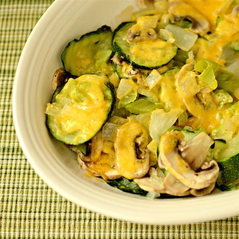 Steamy Microwave Zucchini Microwave Zucchini, Steamed Zucchini, Easy Recipes For College Students, Tuna Casserole Easy, Microwave Dishes, Zucchini Chips Baked, Green Zucchini, Zucchini Recipe, Cheesy Zucchini