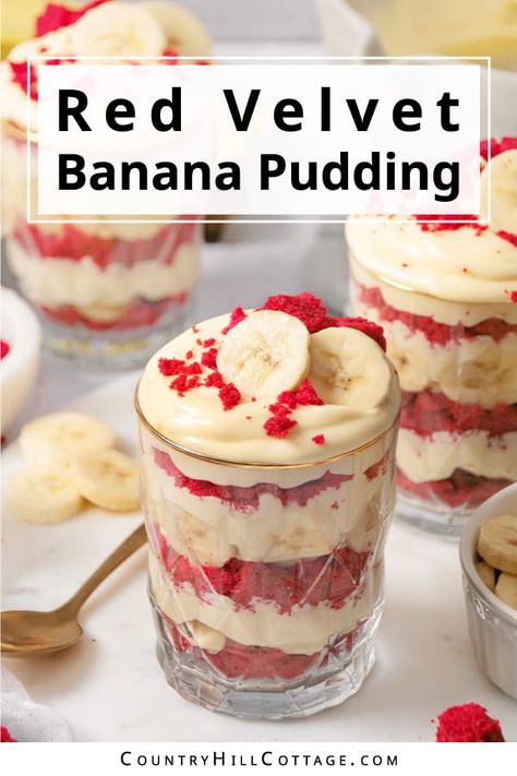 Red Velvet Banana Pudding, Strawberry Banana Pudding Recipe, Red Velvet Pudding, Dessert Shooters Recipes, Red Velvet Cupcakes Recipe, Banana Pudding Desserts, No Bake Banana Pudding, Sliced Banana, Strawberry Crunch