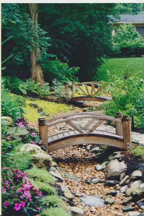 Small Bridges Over Creek, Bridge Backyard, Garden Bridge Design, Backyard Bridges, Pond Bridge, Kolam Koi, Pagoda Garden, Backyard Pond, Creek Bed