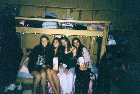 Bunk beds w friends Overnight With Friends, Summer Camp Aesthetic, Overnight Camp, Camp Aesthetic, Camp America, Camping Pics, Sleepaway Camp, Youth Camp, Church Camp