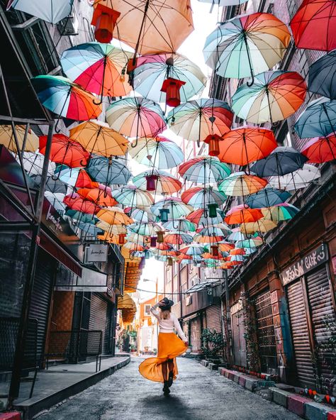 Umbrella Street Istanbul Karaköy, a charming neighborhood filled with places to eat, have a coffee and enjoy the great atmosphere. The streets are filled with art, and one of those arty spots is the umbrella street of Istanbul. During the weekends and midday, this area is quite famous for a couple of photos and a drink. This is the exact location of the umbrella street. Things To Do In Istanbul, Umbrella Street, Istanbul Turkey Photography, Turkey Travel Guide, Istanbul Airport, Visit Istanbul, Istanbul Photography, Visit Turkey, Istanbul Travel