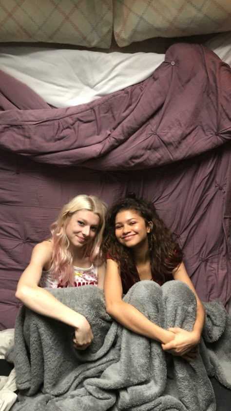 Image Zendaya And Hunter Schafer, Zendaya And Hunter, Estilo Zendaya, Hunter Schafer, Zendaya Coleman, Cowboy Bebop, Celebrity Art, Film Serie, Girls In Love