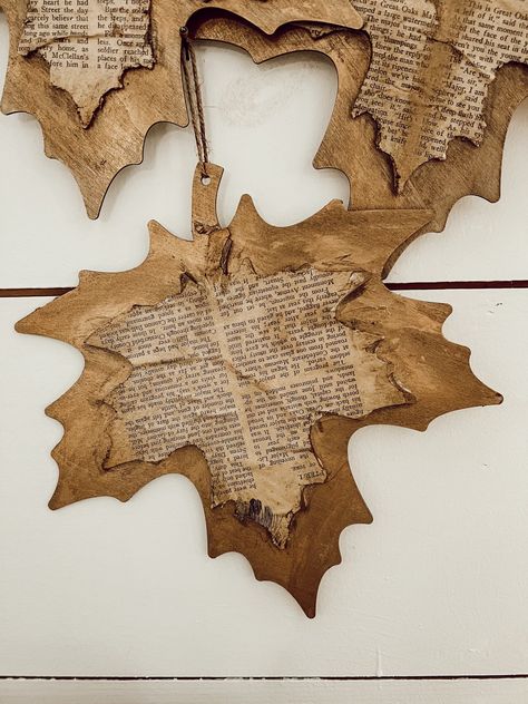 Diy Old Books, Leaf Craft, Old Book Crafts, Fall Decor Diy Crafts, Decorating Farmhouse, Book Page Crafts, Fall Stuff, Fall Deco, Leaf Crafts