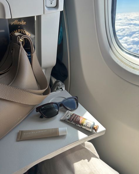 Travel outfit, travel favorites, plane essentials, beauty favorites, hand cream, sunglasses, travel tips, polene paris Travel Pic Inspiration, Travel Instagram Aesthetic, Holiday Pics Ideas, Travel Vision Board Aesthetic, Girls Travel Aesthetic, Travel Packing Aesthetic, Things To Do On A Plane, Travel Aesthetic Pictures, Dream Girl Aesthetic