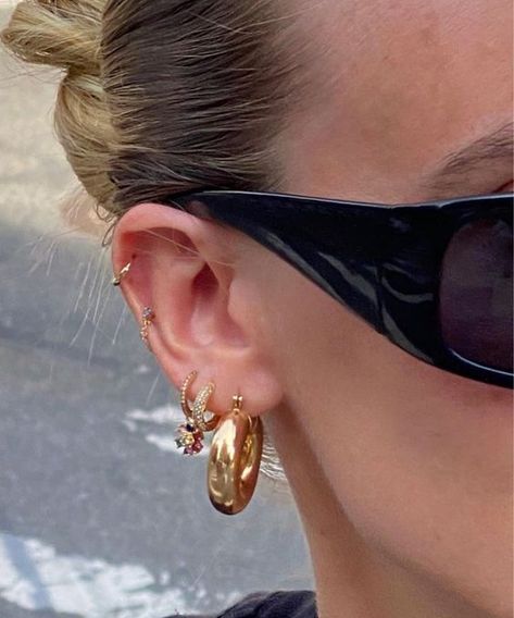 earrings; chunky; trendy; outfits; streetwear; style; gold earrings Ear Piercing Designs Simple, Chunky Earring Stack, Maximalistic Jewelry, Ears Pirsing, Gold Hoop Earrings Aesthetic, Gold Earrings Aesthetic, Ear Styling, Hoop Earrings Aesthetic, Earrings Outfit