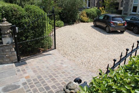 Gravel Resin, Gravel Driveway Landscaping, Front Driveway Ideas, Cobbled Driveway, Front Garden Ideas Driveway, Garden Ideas Driveway, Driveway Entrance Landscaping, Cobblestone Driveway, Driveway Paving