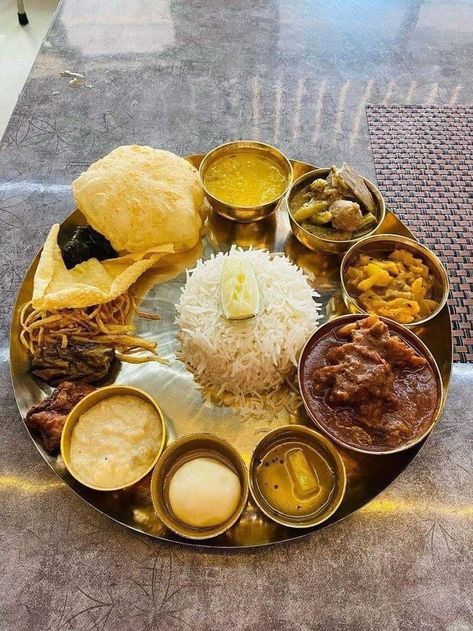 Wedding Buffet Food, Bengali Food, Curry Recipes Indian, Desi Food, Easy Food Art, Food Names, Indian Snacks, Buffet Food, Indian Food Recipes Vegetarian