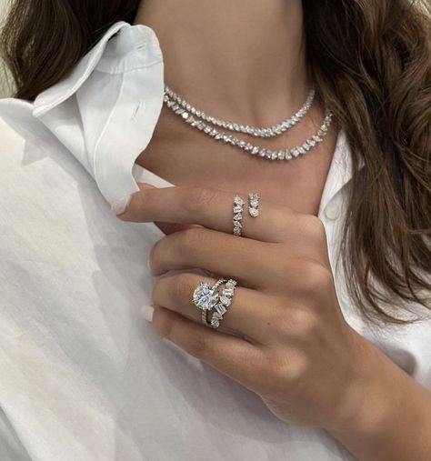 خواتم خطوبة, Expensive Jewelry Luxury, Classy Jewelry, Stacked Jewelry, Jewelry Lookbook, Fancy Jewelry, Girly Jewelry, Dream Jewelry, Mode Inspiration