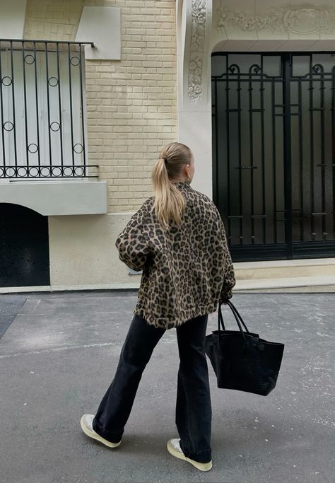 Leopard Winter Outfit, Leopard Jacket Outfit Street Style, Flower Jacket Outfit, Leopard Print Jacket Outfit, Leopard Shirt Outfit, Leopard Jacket Outfit, Print Jacket Outfit, Leopard Coat Outfit, Trend Aesthetic