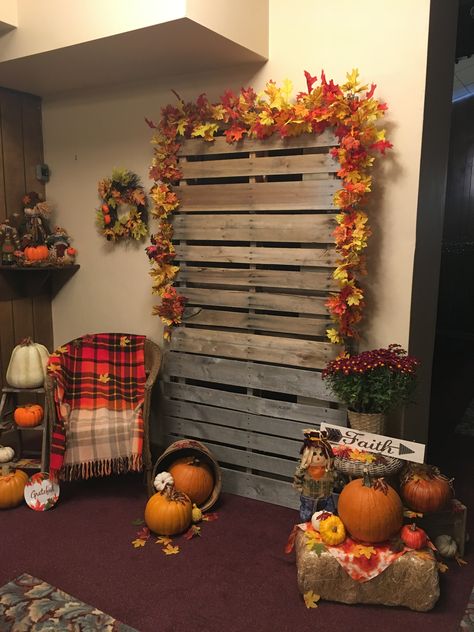 Fall party photo booth Fall Theme Photo Booth, Fall Fest Photo Backdrop, Thanksgiving Photo Booth Ideas, Diy Fall Photo Booth, Harvest Photo Booth Ideas, Fall Party Photo Backdrop, Fall Picture Backdrop Ideas, Fall Photo Backdrop Ideas, Fall Photo Set Up Ideas