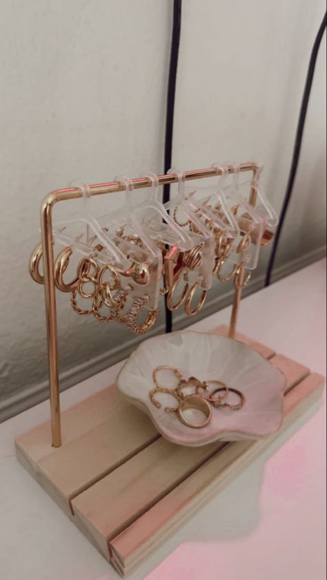 #jewelry #aesthetic #earrings #jewelryholder #rings #inspo #room #decor Jewellery Hangers, Earing Hangers, Aesthetic Shoe Holder, Aesthetic Earring Holder, Diy Jewelry Holder Earrings, Jewlwey Organizer, Aesthetic Jewelry Storage, Earring Holders, Earrings Organizer