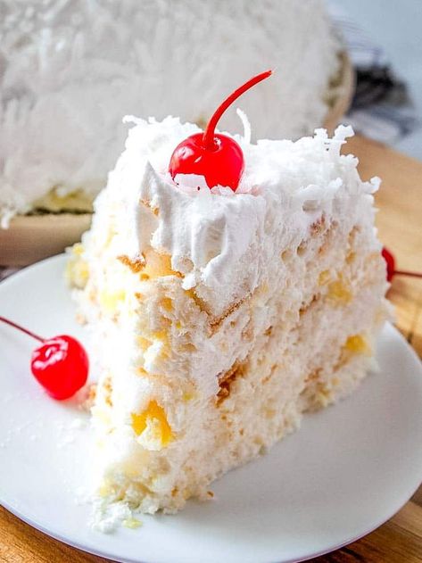 A no bake dessert that sounds strange but is light, fruity and delicious! This snowball cake with angel food cake is festive for any season. Snowball Cake Recipe, Snowball Cake, Mongolian Chicken, Hot Chocolate Fudge, Trifle Desserts, Slow Cooker Desserts, Dessert Party, Baked Vegetables, Winter Desserts