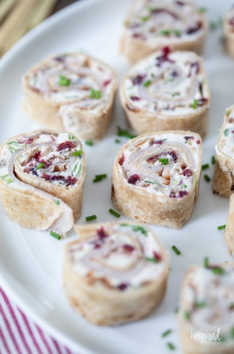 turkey and cranberry tortilla roll up Cranberry Roll Ups, Christmas Snacks Easy, Fall Appetizers Easy, Turkey Roll Ups, Cranberry Turkey, Roll Ups Recipes, Fall Appetizers, Bite Size Appetizers, Pinwheel Recipes