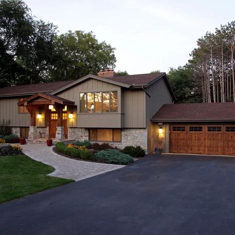 75 Traditional Split-Level Exterior Home Ideas You'll Love - March, 2024 | Houzz Raised Ranch Exterior, 70s House Exterior, Split Level Remodel Exterior, Split Level Exterior, Split Entry Remodel, Raised Ranch Remodel, Split Level Remodel, Split Entry, Split Foyer