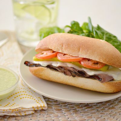 Sanduiche Bauru (Brazilian Bauru Sandwiches) | Nestlé Recipes | ElMejorNido.com Nestle Recipes, Hot Sandwiches, Latino Food, Main Recipes, Sandwiches Recipes, Vegetable Dips, Sliced Roast Beef, Latin Recipes, Sandwich Ideas