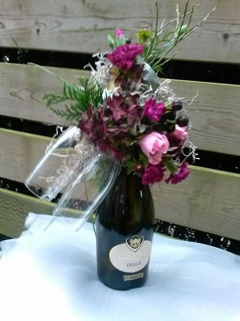 Diy Alcohol Gifts, Bottle Arrangements, Bottle Bouquet, Wine Bottle Flowers, Bouquet Business, General Gift Ideas, Bottle Centerpieces, Spring Arrangements, Wine Event